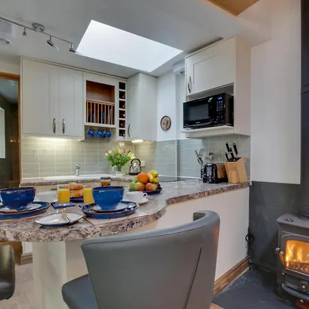 1 Bed In Clappersgate Oc-gl083 *